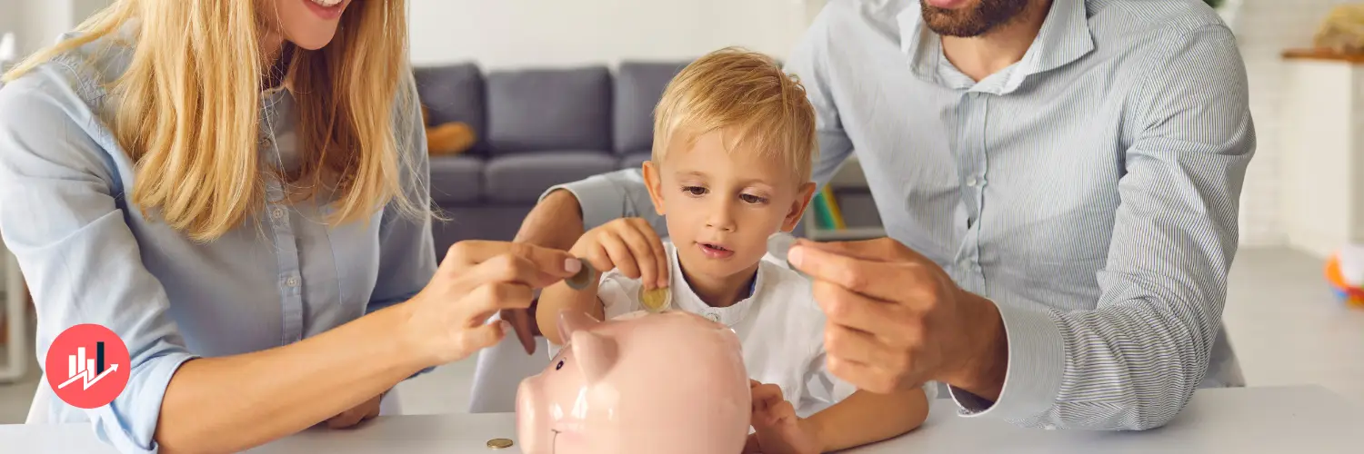 Pais ensinando educação financeira para o filho
